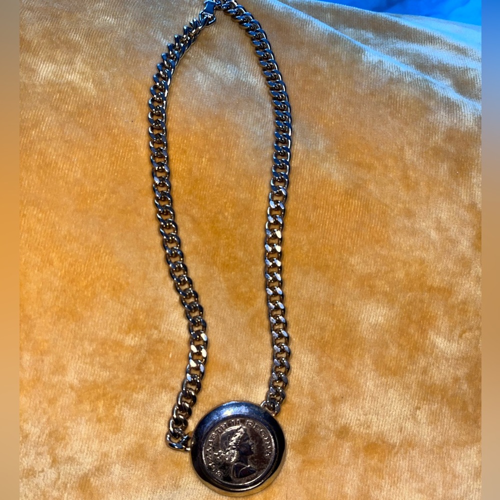 Gold plated Elizabeth, the second Regina necklace